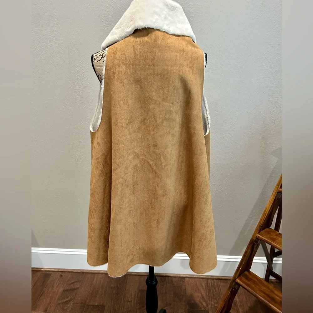 Faux suede fur vest Size M/L impeccable pig. Like new longer vest very cute - Picture 2 of 5